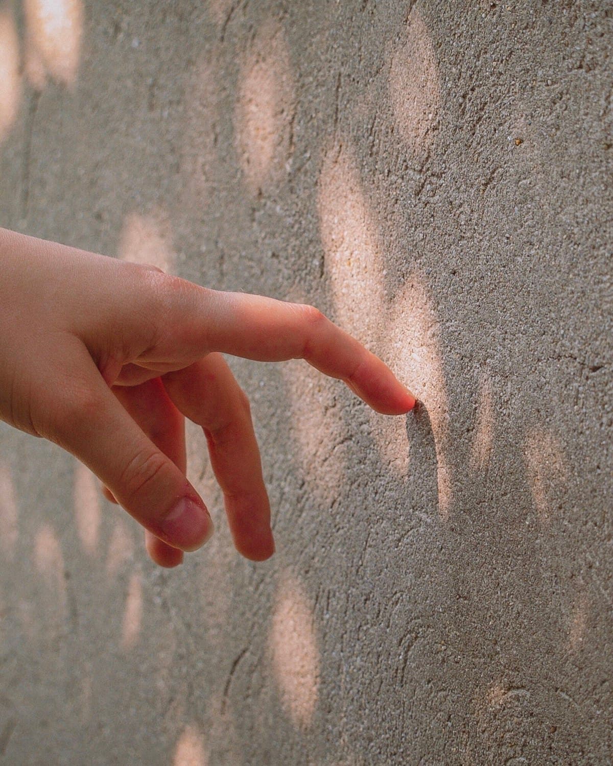 Photo by Esther DG on Unsplash. Source: https://unsplash.com/photos/eEICM2xNUy4 Minimalistyczna kompozycja w neutralnych kolorach